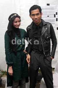Keduanya pun memakai baju dengan warna senada. Gusmun/detikHot.