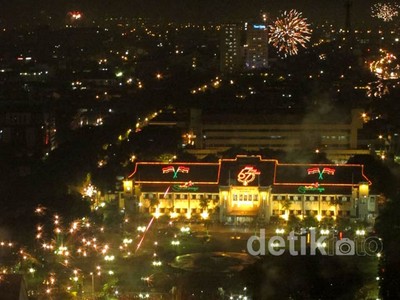 Perayaan Tahun Baru di Surabaya Meriah