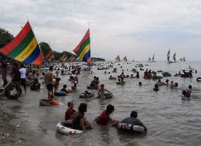 Tahun Baru, Pantai Pasir Putih Dipadati Wisatawan