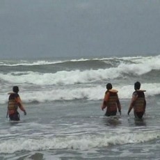 Dua Mahasiswa Hilang Terseret Ombak di Pantai Bobos Garut