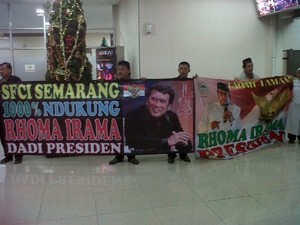 Disambut Massa & Spanduk Capres di Bandara Semarang, Rhoma Tersenyum
