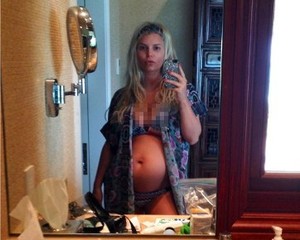 Jessica Simpson Pamer Kehamilan Anak Kedua di Twitter dengan Berbikini