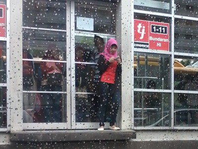 Menunggu transjakarta di Luar Pintu Halte