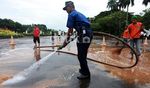 Kawasan Monas Dibersihkan