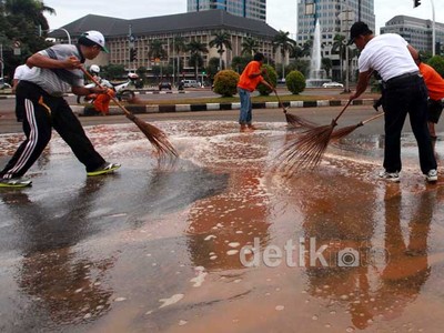 Kawasan Monas Dibersihkan