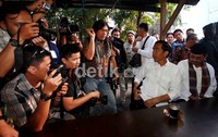 Warung yang terletak di sekitar Bundaran HI ini sehari-hari memang menjadi tempat berkumpul para wartawan.