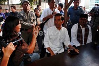 Jokowi berdiskusi dengan pewarta foto.