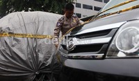 Kecelakaan dua mobil yang menewaskan dua jiwa di tol Jagorawi diberi garis polisi selama proses penyelidikan.     