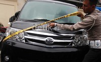 Guna penyelidikan garis polisi dipasang di mobil Luxio dan Mobil BMW X5.