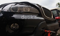 Lampu depan mobil tersebut pecah. Agung Pambudhy/detikFoto.