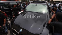 Kaca depan mobil tersebut juga retak. Agung Pambudhy/detikFoto.