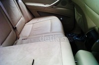Plat nomor mobil tersebut tampak dilepas dan dimasukan ke bagian kabin penumpang. Rini/detikFoto.