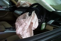 Air bag masih mengembang. Rini/detikFoto.