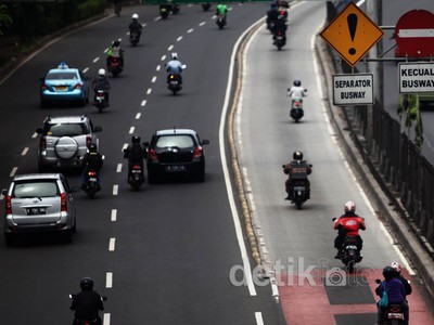 Jalan Lengang, Pemotor Tetap Terobos Jalur Busway