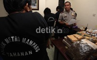 Polisi juga menunjukan empat tersangka yang berprofesi sebagai pengedar ganja dan sabu.