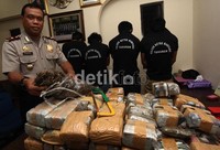 Barang haram tersebut disita dari empat tersangka berinisial HR, GA, F dan I. Mereka dibekuk pada Selasa (1/1/2013) kemarin sekitar pukul 18.00 WIB di kamar kos Jl Kemang Utara, Bangka, Jaksel.