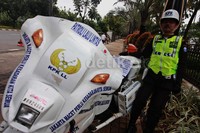 Ketua Umum Sukarelawan KPK LL (Keamanan dan Pencegahan Kemacetan Lalu-Lintas) Hardi Guno melakukan aksi 'gantung diri' di depan Balai Kota.
