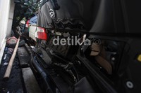 Bagian belakang mobil tersebut tampak ringsek.