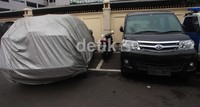 BMW X5 (kiri) juga diamankan polisi.