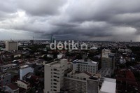 Awan mendung menyelimuti Kota Makassar, Rabu (02/13).