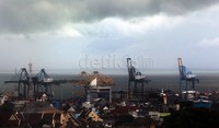 Sebagian nelayan di daerah pesisir Kota Makassar tidak melaut dikarenakan cuaca buruk dan ombak tinggi selama memasuki musim penghujan.