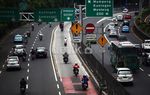 Jalan Lengang, Pemotor Tetap Terobos Jalur Busway