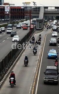 Para pemotor menerobos jalur busway.