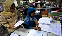 Pegawai Negeri Sipil (PNS) Pemprov mengenakan seragam khas Betawi pada hari pertama penerapan peraturan seragam khas Betawi.