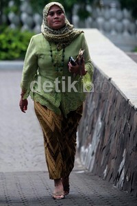 Gubernur DKI Jakarta Joko Widodo mewajibkan PNS untuk memakai busana Betawi setiap hari Rabu.