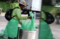 Setiap pagi petugas kebesihan selalu mengganti kantong plastik di tempat sampah. Bagi yang buang sampah sembarangan dikenai denda.