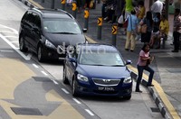 Pengguna mobilpun sangat disiplin dengan menurunkan penumpang di halte, di Singapura tersebar ribuan kamera untuk memantau warganya yang tidak tertib, bila melanggar sanksi denda mencapai S$ 20 lebih.