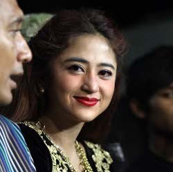 Diajak Poligami, Dewi Persik: Risiko Artis