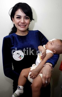 Pasca menghirup udara bebas atas tuduhan kasus penganiayaan, Nikita Mirzani berbagi kebahagiaan dengan anak penderita kanker di Yayasan Rumah Anyo, Jakarta Barat, Senin (24/12/2012). (dok. detikHOT)