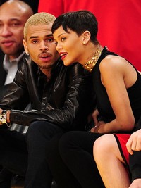 Rihanna dan Chris Brown tampak mesra saat menyaksikan pertandingan basket Los Angeles Lakers melawan New York Knicks di Staples Center, Los Angeles pada Natal kemarin. Robyn Beck/AFP.