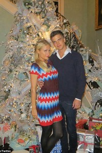 Paris Hilton merayakan Natal dengan sang kekasih. (Twitter; Daily Mail)