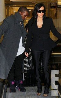 Kim tampil dengan busana serba hitam. (Jackson Lee/Splash News; eonline)