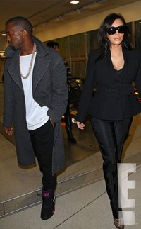 Kanye dan Kim saat meninggalkan bandara di Atlantic City. (Jackson Lee/Splash News; eonline)
