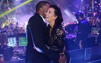 Kira-kira Kanye membisikkan apa, ya pada Kim? (WireImage; Daily Mail)