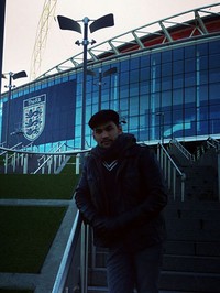 Teuku Wisnu berpose di depan Wembley Stadium, London, Inggris. (Instagram)