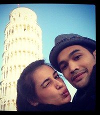 Shireen dan Wisnu berpose di depan Menara Pisa. (Instagram)