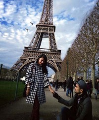Mesranya Shireen dan Wisnu di depan Menara Eiffel. (Instagram)