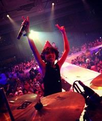 Bastian 'Coboy Junior' pun merayakan tahun baru di atas panggung. (Instagram)