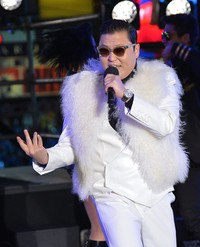 Psy juga ikut meramaikan pesta tahun baru di Times Square. (Mike Coppola/Getty)