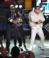 Malam itu, Psy berkolaborasi dengan rapper legendaris MC Hammer.(Mike Coppola/Getty)