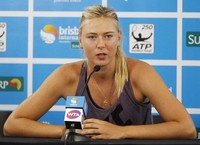 Maria Sharapova menggelar jumpa pers terkait pengunduran dirinya dari turnamen Brisbane International, Selasa (1/13). REUTERS/Daniel Munoz.