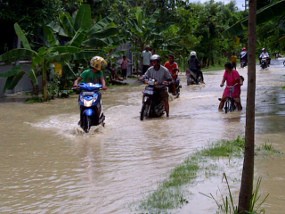 Hujan Deras Jebol Tanggul Sungai Mekuris