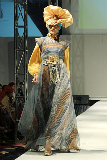 Rya Baraba DPower of Culture. IPBM [Ikatan Perancang Busana Muslim] Jabar collection 2013 Fashion & Art at The Trans Luxury Hotel. Bandung. [Foto: Mohammad Abduh/Wolipop]