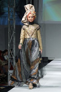 Rya Baraba DPower of Culture. IPBM [Ikatan Perancang Busana Muslim] Jabar collection 2013 Fashion & Art at The Trans Luxury Hotel. Bandung. [Foto: Mohammad Abduh/Wolipop]