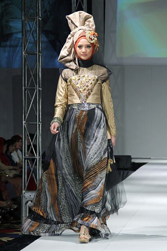 Rya Baraba DPower of Culture. IPBM [Ikatan Perancang Busana Muslim] Jabar collection 2013 Fashion & Art at The Trans Luxury Hotel. Bandung. [Foto: Mohammad Abduh/Wolipop]