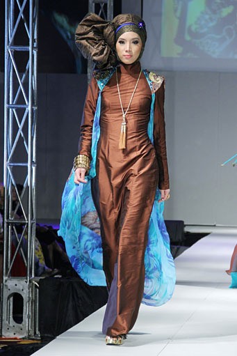 Rya Baraba DPower of Culture. IPBM [Ikatan Perancang Busana Muslim] Jabar collection 2013 Fashion & Art at The Trans Luxury Hotel. Bandung. [Foto: Mohammad Abduh/Wolipop]
